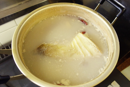 ゆで汁につけて冷めるのを待っている写真